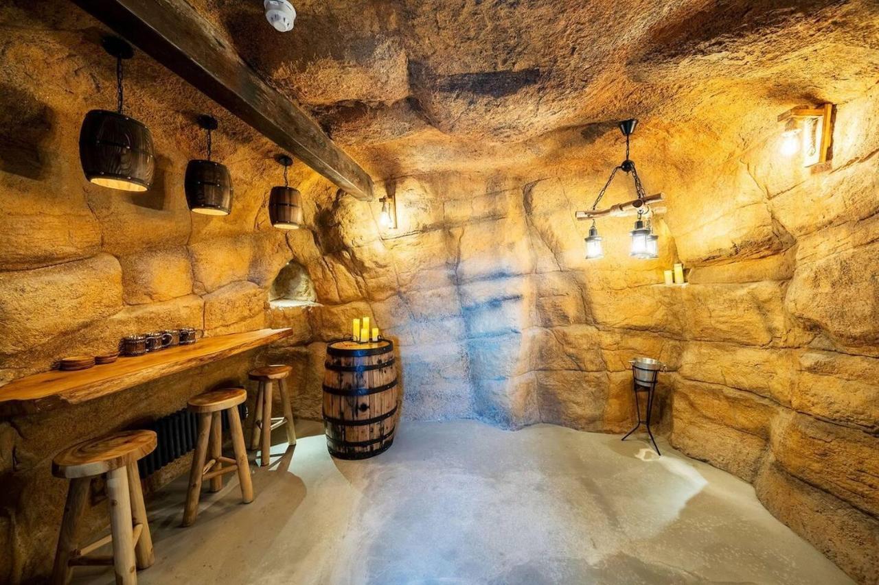 Clwyd Gate Manor Pool Sauna Hottub Cave Wales Ритин Экстерьер фото