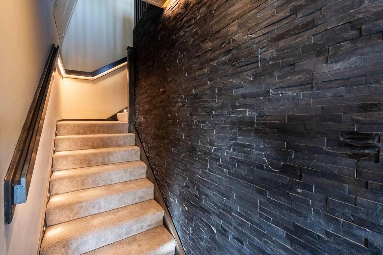 Clwyd Gate Manor Pool Sauna Hottub Cave Wales Ритин Экстерьер фото